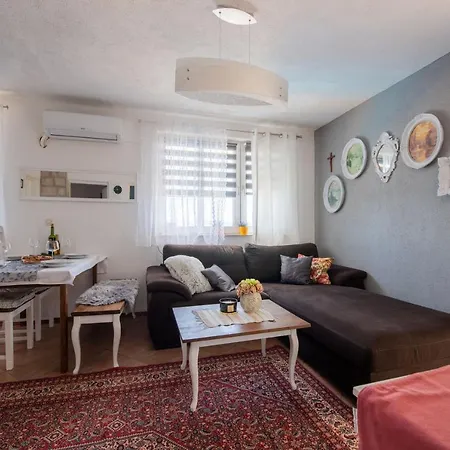 Holiday home Kuca Za Odmor Bernarda *